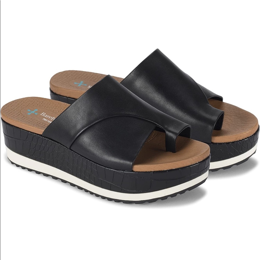 NWT BareTraps Harlow Sandals - black